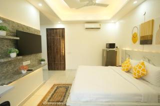 The Empire Stays , Golf Course Road - 2