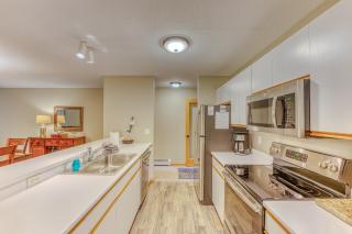 S42 Well appointed Bretton Woods Condo with Deck, Fireplace & Easy Access to Area Activities - 1