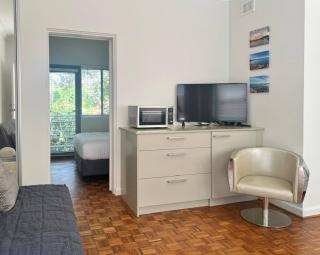Little Manly Beachfront 1 Bed Sleeps 3 - 9
