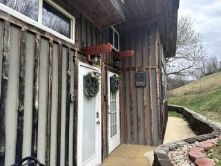 Romantic Glamping Getaway with a Shared Hot Tub and Hiking Trails near Nashville, Tennessee - 2