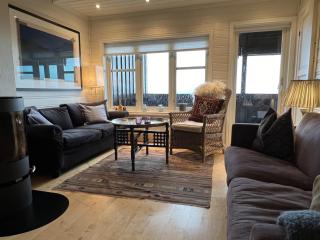 Stylish 4-Bedroom Apartment With Mountain Views! - 8