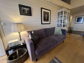 Stylish 4-Bedroom Apartment With Mountain Views! - 6