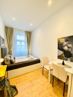 Ottakring Gem Shared 4-BR Retreat Breathtaking City Views - 0