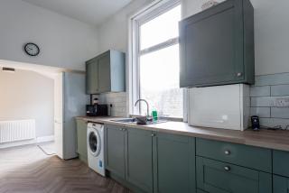 Spacious 4 Bedroom Family & Worker Hub - 8