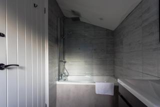 Spacious 4 Bedroom Family & Worker Hub - 9