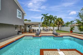 Luxury Heated Salt Pool House in Perfect Location - 9