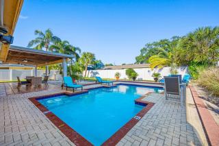 Luxury Heated Salt Pool House in Perfect Location - 9
