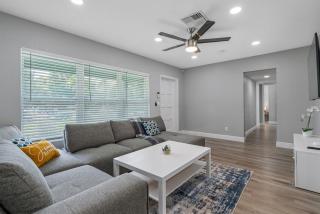 Tampa Oasis Dive Into Luxury with Our Heated Pool House! - 3