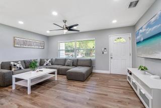 Charming & Renovated Home 20 Minutes from Tampa - 9