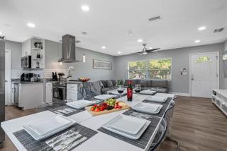 Charming & Renovated Home 20 Minutes from Tampa - 1