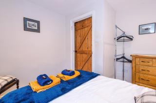 Modern 4 Bed Apartment in Cracoe North Yorkshire by Amber Stays Perfect for Big Groups and Leisure Stays, Sleep 8 and Parking - 3