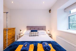 Modern 4 Bed Apartment in Cracoe North Yorkshire by Amber Stays Perfect for Big Groups and Leisure Stays, Sleep 8 and Parking - 7