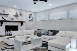 Immaculate & Cozy Entire Heated Pool House - 5