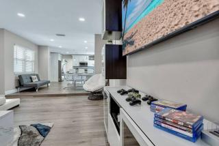 Immaculate & Cozy Entire Heated Pool House - 2