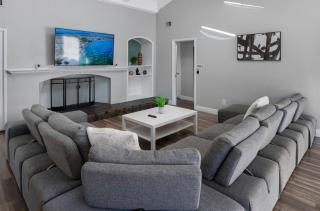 Luxurious Spacious Modern House w AC Heated Pool - 5