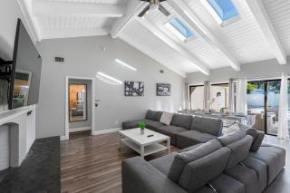 Luxurious Spacious Modern House w AC Heated Pool - 4