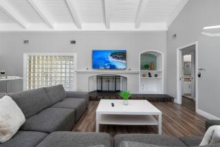 Luxurious Spacious Modern House w AC Heated Pool - 1