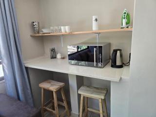 Honeywood Stays "Cozy Corner" - Near Airport, Fast Wi-Fi & Secure Parking - 1