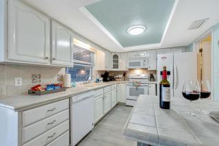 Cozy Oasis Screened Pool Picturesque Water Canal Views! - 7