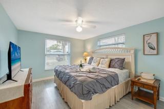 Cozy Oasis Screened Pool Picturesque Water Canal Views! - 7