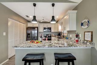 Exquisite Lakefront Pool House Awaits Pool 10 PPL - 7