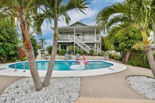 Exquisite Lakefront Pool House Awaits Pool 10 PPL - 0