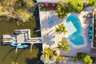 Exquisite Lakefront Pool House Awaits Pool 10 PPL - 7