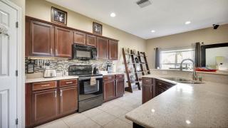 Valrico's Hidden Gem A Stunning 3-Bedroom Oasis Awaits! - 8