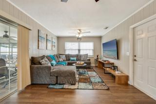 Exquisite Retreat with Heated Pool for 14 Guests, Pool Table Paradise! - 1