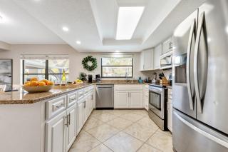 Luxury Home, Heated Saltwater Pool, 5-Min to the Beach! - 7