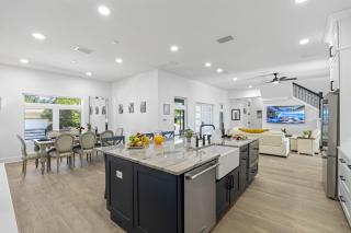 2 Million Villa Heated Pool w Luxury Spa 6BR & 6BR Waterfront by Canal - 8