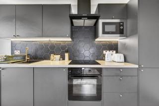 Central 2BR Ensuite Stay with Multiple Parking Spaces - 3