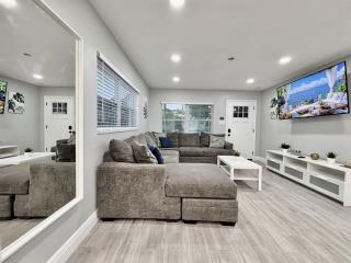 Beautifully Renovated Home 8 Mins to DT Tampa - 9