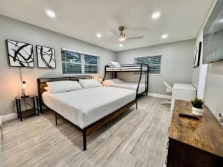 Beautifully Renovated Home 8 Mins to DT Tampa - 7