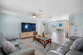 Great Hudson House Cozy Canalfront Getaway - 8