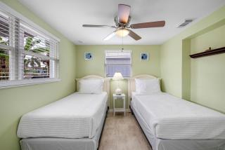 Great Hudson House Cozy Canalfront Getaway - 6