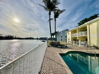 Canal-View Gem w Pool in Treasure Island Paradise - 9