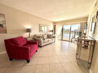 Canal-View Gem w Pool in Treasure Island Paradise - 4