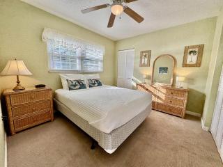 Canal-View Gem w Pool in Treasure Island Paradise - 6