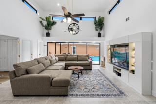 Luxury 5BR Oasis Heated Pool Hot Tub Sleeps 10 - 8