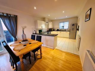 Modern home close to amenities and transport links - 5