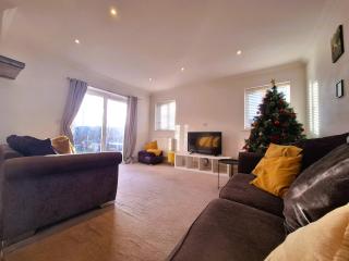 Modern home close to amenities and transport links - 2