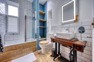 Cosy Lodge Getaway with Private Beach & Fireplace - 4