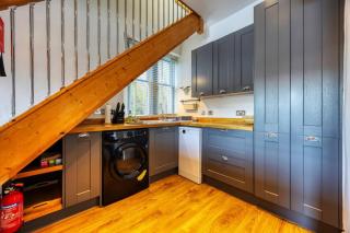 Cosy Lodge Getaway with Private Beach & Fireplace - 2