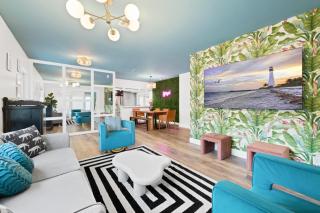 Palms Retreat! Giant Heated Pool-HotTub-FirePit-5Min2Beach-Pets-EV Chgr - 9