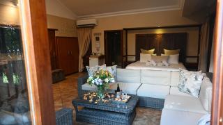LUXURY EN-SUITE ROOM WITH LOUNGE @ 4 STAR GUEST HOUSE - 5