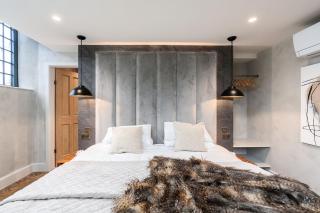 6 STAR, Brand New, Stunning Luxury Suites in a Characterful Historic Manor, Blending Timeless Charm with Modern Style! Welcome to the Old School Manor, Halkyn!! - 1