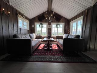 Welcoming Cabin With Fireplace & Modern Kitchen - 8