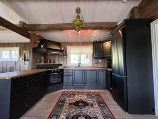 Welcoming Cabin With Fireplace & Modern Kitchen - 4