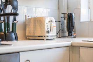 Cozy 3BR Group Stay in Solihull - Sleeps 6 - Convenient Parking - 1